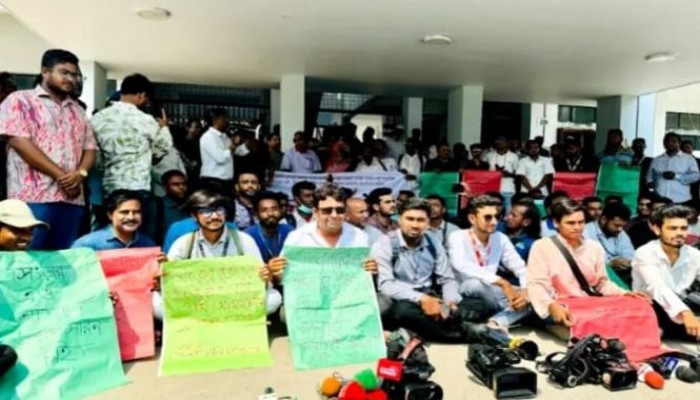 ​নাটোরে তথ্য চাওয়ায় সাংবাদিক গ্রেফতার ওসি-ইউএনও’র প্রত্যাহারের দাবি