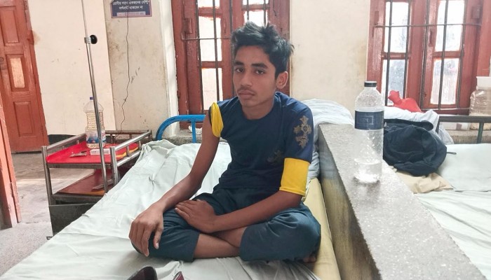 ​পারিবারিক দ্বন্দ্বের জেরে মাদ্রাসাছাত্রকে বেধড়ক পিটিয়ে আহত করলেন শিক্ষক