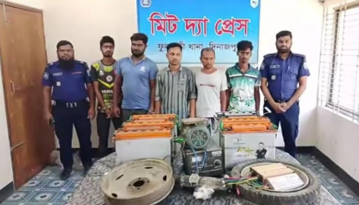 ফুলবাড়ি থানা পুলিশের অভিযানে অটো রিক্সা চোর চক্রের ৫ সক্রিয় সদস্য আটক
