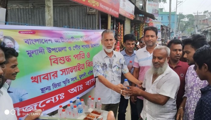 মুলাদীতে পথচারীদের মাঝে খাবার পানি ও স্যালাইন বিতরণ করেন আঃ ছত্তার খান