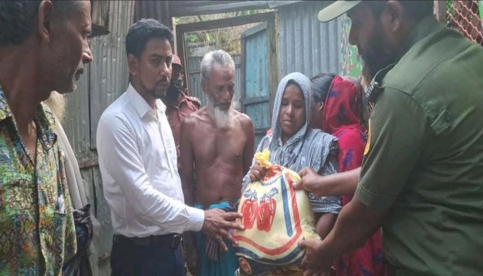 ফুলপুরে সড়ক দুর্ঘটনায় নিহত মোতালেবের অসহায় পরিবারের পাশে উপজেলা প্রশাসন।