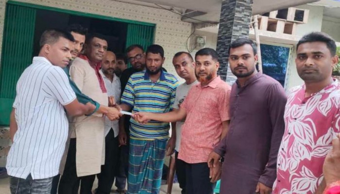 ফেসবুক পোস্টে দেখে অসহায়দের সহযোগীতার হাত বাড়িয়ে দিলেন দেবহাটার মানবিক মানুষেরা