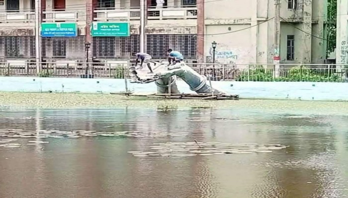 ভেঙ্গে ফেলা হচ্ছে সাবেক উপাচার্য সৌমিত্র শেখরের সাম্প্রদায়িক ভাস্কর্য “অঞ্জলি লহ মোর”