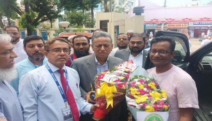 আমীর খসরু মাহমুদ চৌধুরী'র পূণ্যভূমি সিলেট আগম‌নে সি‌লেট-চট্টগ্রাম ফ্রেন্ড‌শিপ ফাউ‌ন্ডেশনের ফু‌লেল শু‌ভেচ্ছা