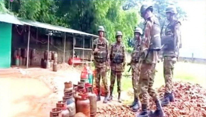 পটিয়ায় যৌথবাহিনীর অভিযানে ৫১২টি গ্যাস সিলিন্ডার উদ্ধার