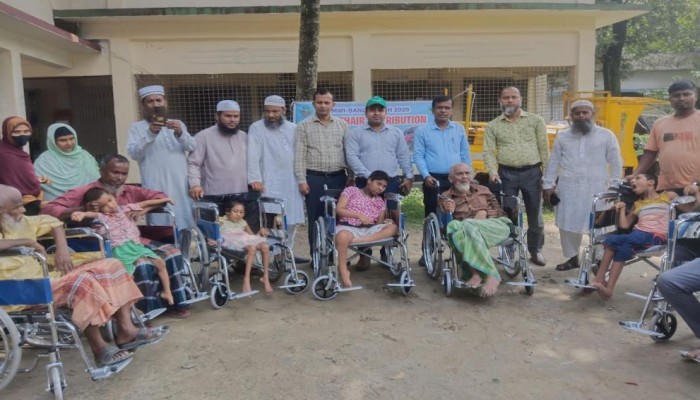 ‎পাকুন্দিয়ায় প্রতিবন্ধীদের মাঝে হুইল চেয়ার বিতরণ