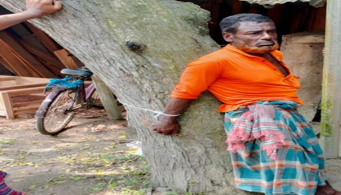 রাজশাহীতে ভ্যানচালক'কে গাছে বেঁধে নির্যাতন।