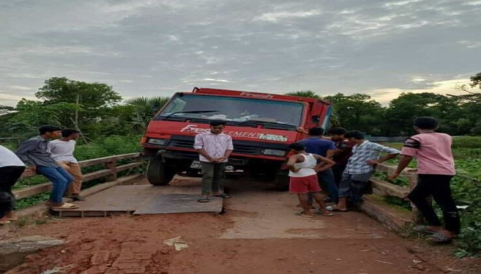 ব্রাহ্মণপাড়া-হরিমঙ্গল সড়কে পিকআপ ভ্যান দেবে যান চলাচল বন্ধ, দুর্ভোগ চরমে।​