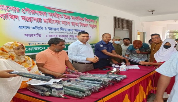 তানোরে পৌর শিক্ষা সহায়তায় ছাতা বিতরণ।