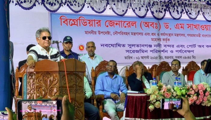 নদীবন্দর পরিদর্শনে নৌপরিবহন-উপদেষ্টা।
