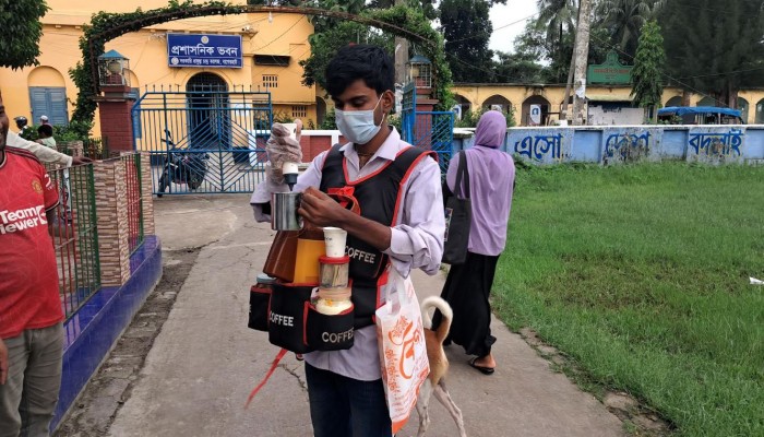 সংসার ও স্বপ্নের ভার কাঁধে নিয়ে চা-কফি বিক্রি করে এগিয়ে চলেছে কলেজ ছাত্র উজ্জ্বল।