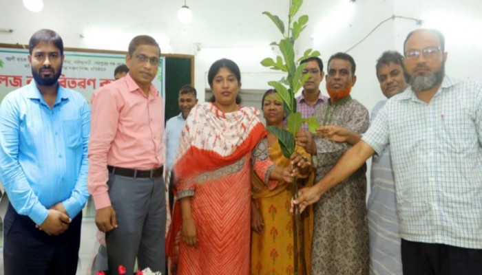 নালিতাবাড়ীতে অগ্রণী ব্যাংকের উদ্যোগে দেড় শতাধিক বিদ্যালয়ে বনজ ও ফলজ গাছের চারা বিতরণ