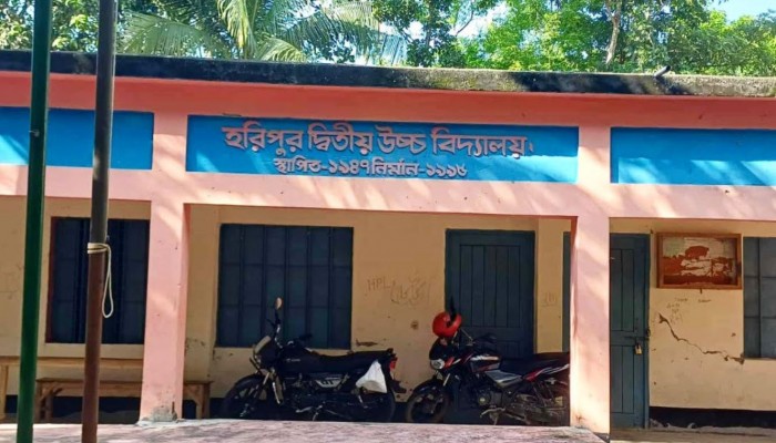 তানোরের হরিপুর স্কুল আকুন্ঠ দুর্নীতিতে নিমজ্জিত