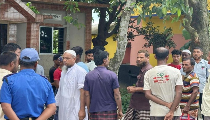 সরকারি জমি ভরাটে বাধাঁ দেওয়ায় ভূমি অফিসের কর্মকর্তার ওপর  হামলা"৭ দিন পর থানায় মামলা