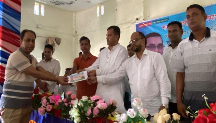 মঠবাড়িয়ায় ৭৭ টি পূজা মন্ডপে বিএনপি নেতা এআর মামুন খানের অর্থিক অনুদান