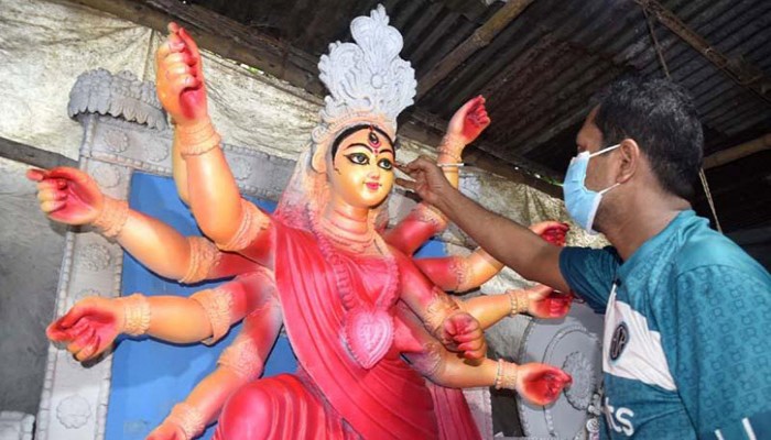 রাজশাহীতে শারদীয় দুর্গাপূজার শেষ মুহূর্তের প্রস্তুতি চলছে, নিরাপত্তা জোরদার