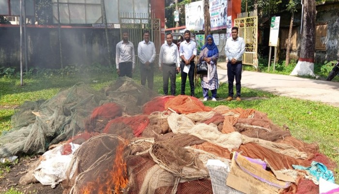 মুলাদীর বিভিন্ন নদীতে অভিযান চালিয়ে অবৈধ জাল উদ্ধার করে পুড়িয়ে দিয়েছে মৎস্য অফিস