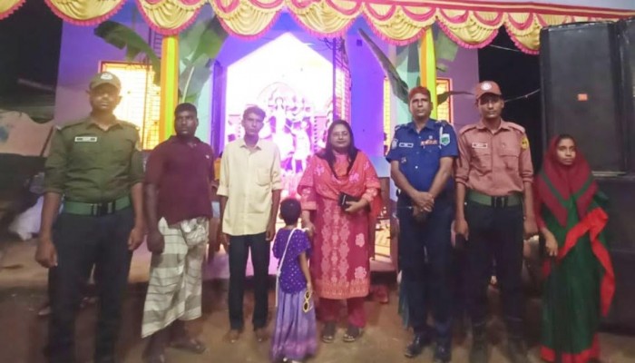 তানোরে ইউএনও নাঈমা খানের পূজা মণ্ডপ পরিদর্শন