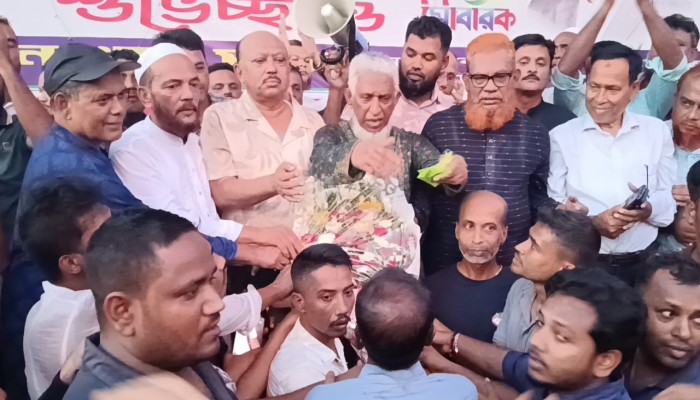 হিজলায় মেজবাহ উদ্দিন ফরহাদের পথসভা ও পূজা মণ্ডপ পরিদর্শন।