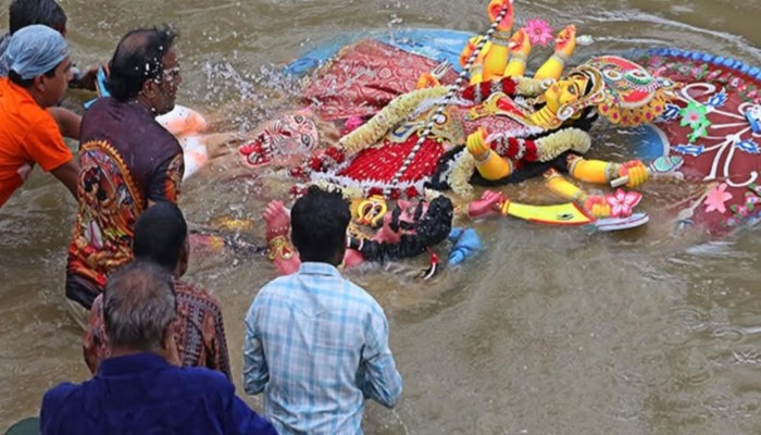 তাড়াশে শারদীয় দুর্গাপূজার প্রতিমা বিসর্জন উৎসবমুখর পরিবেশে সম্পন্ন।