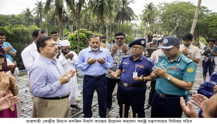 রাজশাহী কেন্দ্রীয় উদ্যান মসজিদ নির্মাণ কাজের উদ্বোধন করলেন স্বরাষ্ট্র মন্ত্রণালয়ের সিনিয়র সচিব