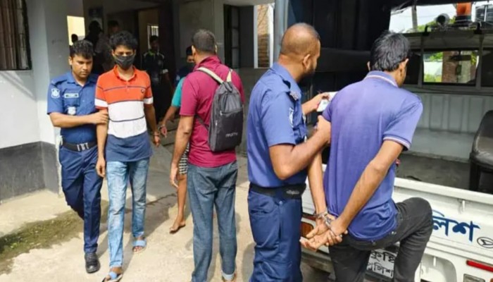 কুষ্টিয়ায় আটকে রেখে চাঁদা দাবির মামলায় গ্রেফতার-০২