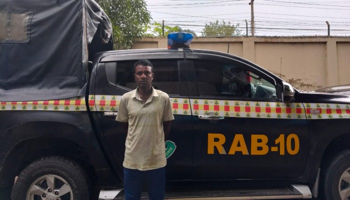 ঝিনাইদহের এসআই মিরাজুল ইসলাম হত্যা মামলায় পলাতক আসামি লিয়াকত শেখকে গ্রেফতার করেছে র‍্যাব।