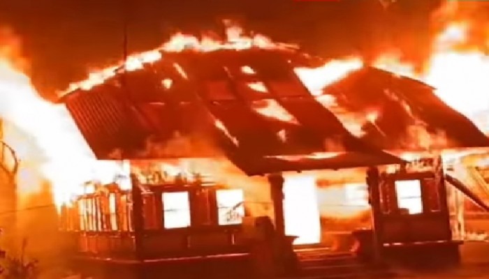 বানারীপাড়ার রহস্যজনক  অগ্নিকাণ্ডে প্রবাসীর বসতঘর পুড়ে ছাই
