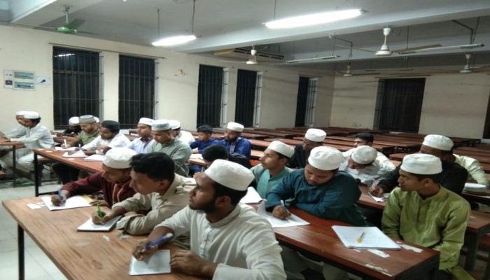 দুই ভাষায় দক্ষতার বিপ্লব! বিশেষ ক্লাসে শিক্ষার্থীদের ঢল মাদ্রাসা-ই-আলিয়ায়
