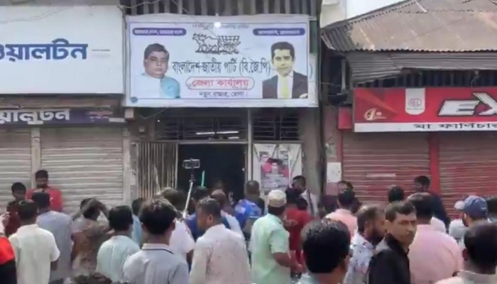 ভোলায় বিএনপি বিজেপি পাল্টাপাল্টি শোডাউন, হামলা বিজেপি অফিস ভাংচুর আহত- ২০