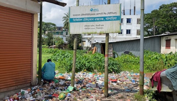মঠবাড়িয়ায় ডিজিটাল একচেঞ্জের জায়গাটি এখন ময়লার ভাগাড়