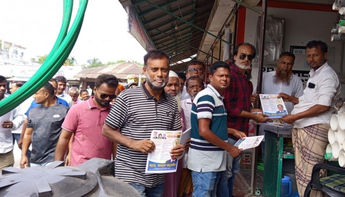 মুলাদীতে তারেক রহমনের ৩১দফা ও ধানের শীষে ভোট প্রার্থনা করে লিফলেট বিতরণ