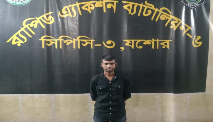 যশোরের মনিহার থেকে চার লক্ষ উনত্রিশ হাজার ছয়শত জাল টাকা এবং জাল টাকা তৈরির সরঞ্জামাদি সহ একজন জাল টাকা বিক্রয়কারীকে গ্রেফতার করেছে র‍্যাব-৬