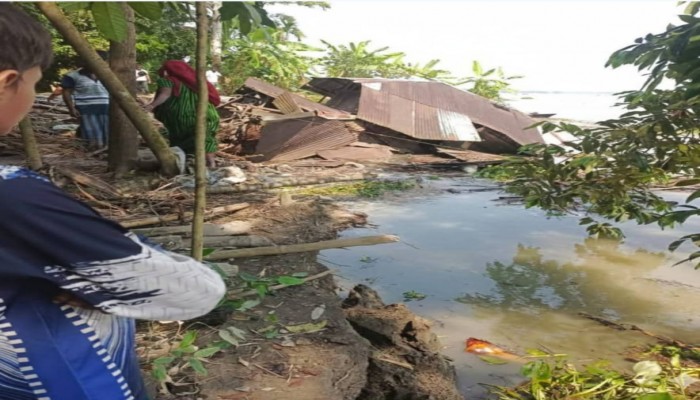 বানারীপাড়ায় ভূমিকম্পে মুহুর্তে বসতবাড়ি সন্ধ্যা নদী গর্ভে বিলীণ