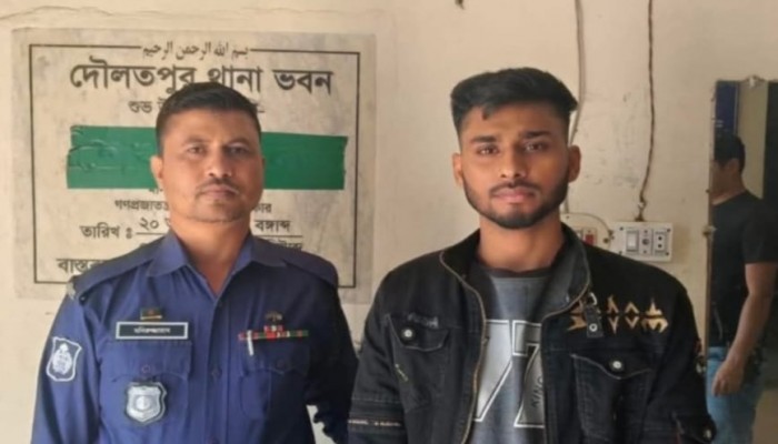 দৌলতপুরে মোটরসাইকেল কিনে না দেওয়ায় নিজ বাড়িতে পেট্রোলবোমার বিস্ফোরণ, অভিযুক্ত আটক