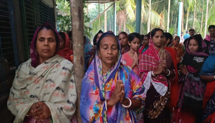 বানারীপাড়ায় সাবেক প্রধানমন্ত্রী খালেদা জিয়ার সুস্থতা কামনায় মন্দিরে প্রার্থণা