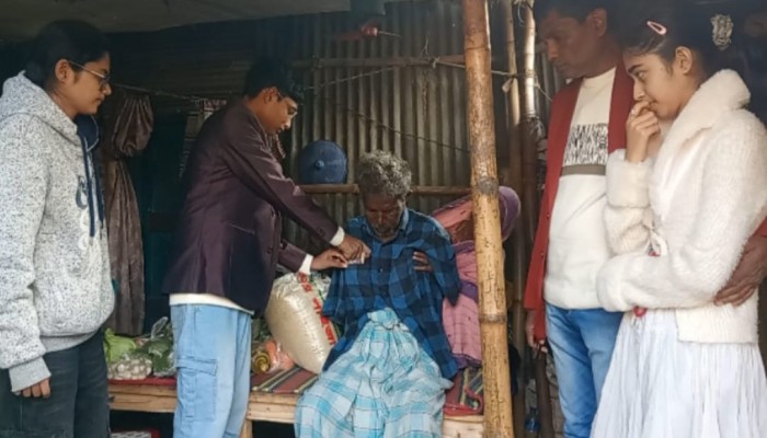 জন্মদিনে অসহায়ের মুখে হাসি ফোটালেন গোপাল গুপ্ত