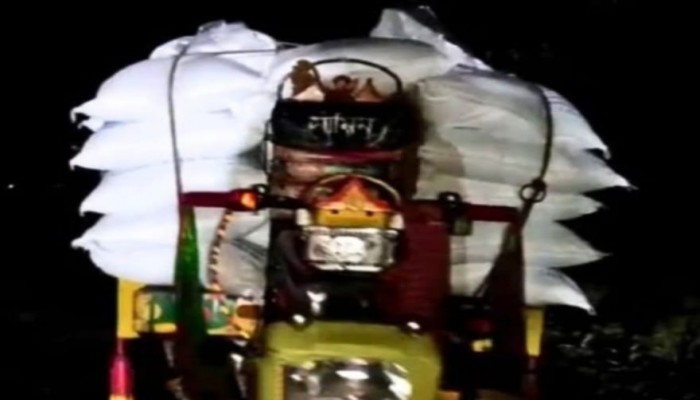 দৌলতপুরে পাচারের অভিযোগে ৪০ বস্তা সরকারি সার জব্দ