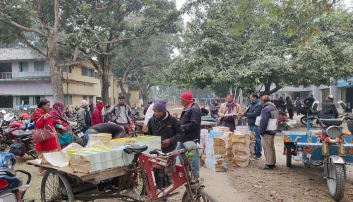 খানসামায় মাধ্যমিকের বই সংকট, প্রাথমিকের শতভাগ বই পৌঁছেছে