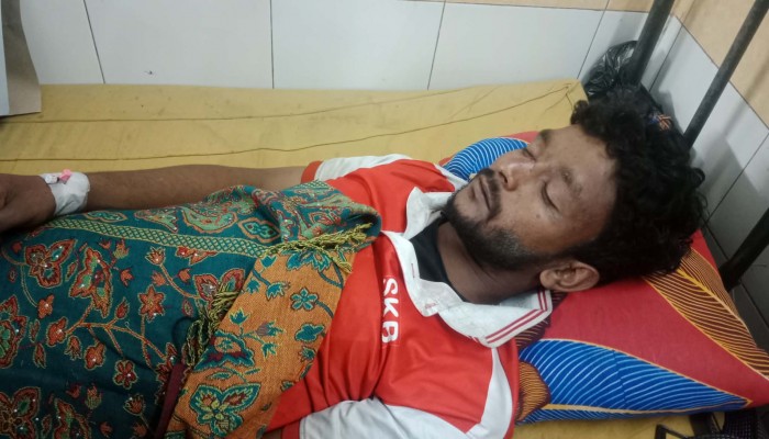 ব্রাহ্মণপাড়ায় পূর্ব শত্রুতার জের ধরে হামলা, মৃত্যুর সাথে পাঞ্জা লড়ছে এক যুবক