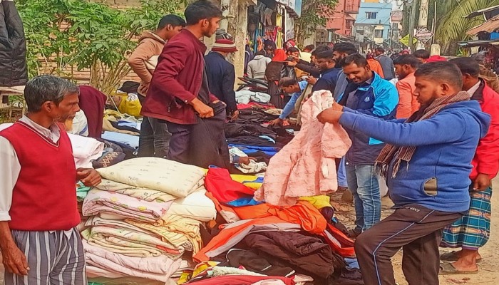 কাউখালীতে বেড়েছে শীতের তীব্রতা/গরম কাপড়ের দোকানে ভিড়