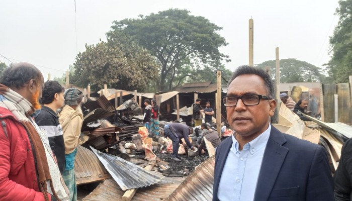 মুন্সিগঞ্জ সিরাজদিখানে ভয়াবহ অগ্নিকাণ্ডে ৮ দোকান পুড়ে ছাই