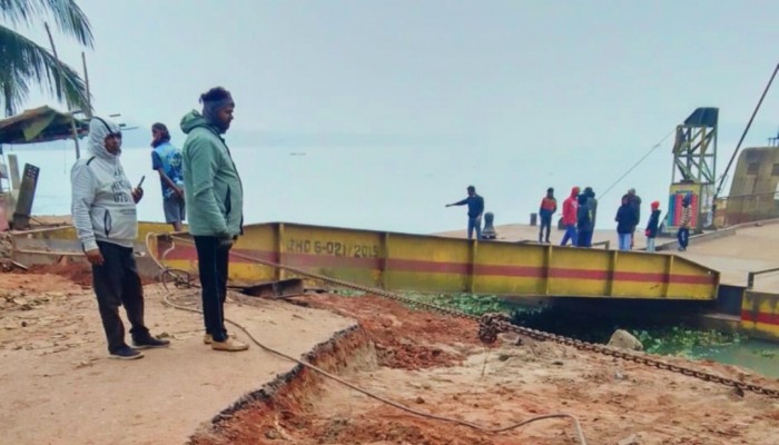 কাউখালীতে তীব্র নদী ভাঙ্গনে আমরাজুড়ি ফেরি চলাচল দুই দিন ধরে বন্ধ রয়েছে/যোগাযোগ ব্যবস্থা ভেঙ্গে পড়েছে