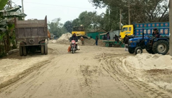 দেবীগঞ্জে বালু মহালের ডাম্পিং ইয়ার্ড: স্বাস্থ্যঝুঁকি ও দুর্ঘটনার আতঙ্ক