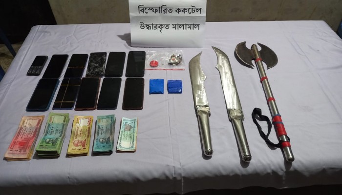 *নাশকতা ও মাদকবিরোধী পৃথক অভিযানে ০৫ টি ককটেল, ০৫ টি দেশীয় অস্ত্র ও ১৫০ পিস ইয়াবাসহ ০৩ জন আসামিকে গ্রেফতার করেছে র‌্যাব-১০।*