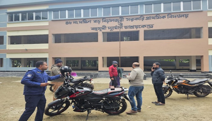 কাউখালী উপজেলা নির্বাহী অফিসার মোঃ আসাদুজ্জামান এর নেতৃত্বে ভোটকেন্দ্র পরিদর্শনে প্রশাসন