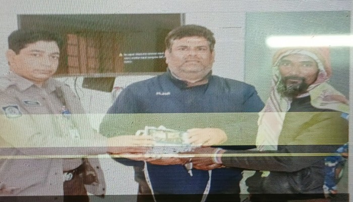 রাজশাহীতে এক রিকশা চালকের সততা
