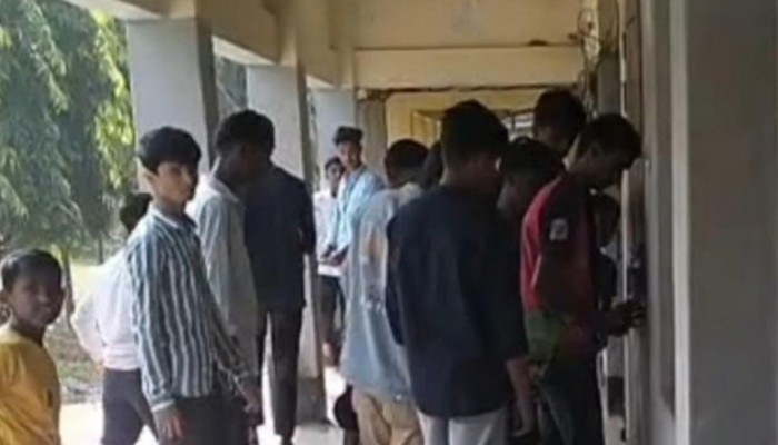 সাত বিষয়ে ফেল, এসএসসি পরীক্ষায় সুযোগ না পেয়ে প্রধান শিক্ষকের কক্ষে এক শিক্ষার্থীর তালা!
