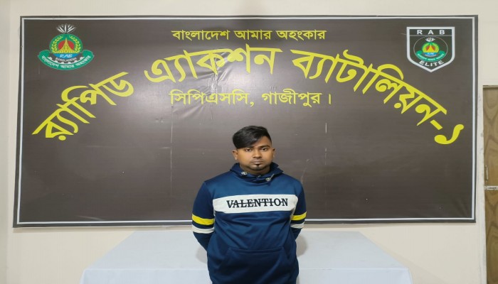 ডাকাতির প্রস্তুতিকালে বিদেশী পিস্তল ও গুলি সহ যৌথ অভিযানে ০১ জন অস্ত্র ব্যবসায়ীকে গ্রেফতার