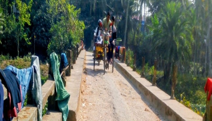 ‎দুই কর্তৃপক্ষের ঠেলাঠেলিতে ঝুঁকিতে শিশু ও স্কুলগামী শিক্ষার্থীরা